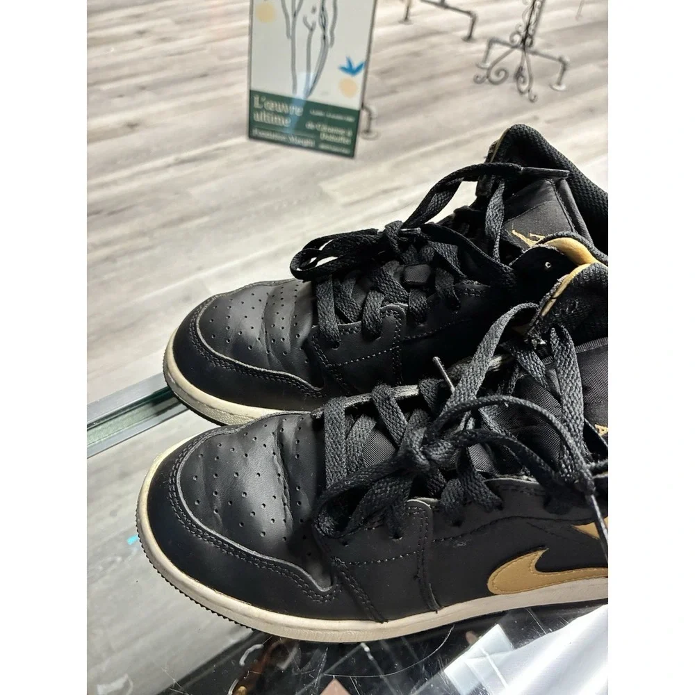 2024 Air Jordan 1 Mid GS 'Black Metallic Gold DQ8423-071 US Size 5Y Women's 6.5